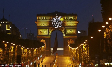 Cảnh tượng tuyệt đẹp trước Khải Hoàn Môn