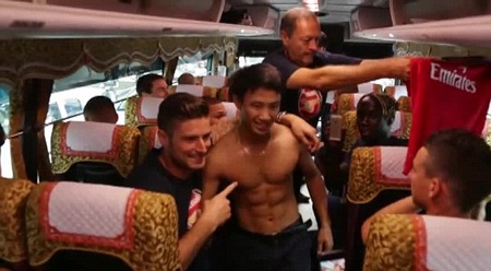 CĐV chạy theo xe Arsenal được lên báo Anh - 5 Giroud đánh giá cao thân hình của Vũ Xuân Tiến