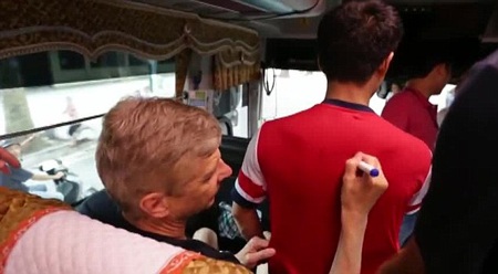 CĐV chạy theo xe Arsenal được lên báo Anh - 6 HLV Arsene Wenger kí tặng áo cho anh chàng CĐV cuồng nhiệt của Arsenal