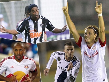 Nối gót Beckham, Ronaldinho, Henry, Forlan ghi bàn từ...chấm phạt góc - 1 Forlan vừa tái hiện pha đá phạt góc thành bàn của Becks, Ronaldinho hay Henry