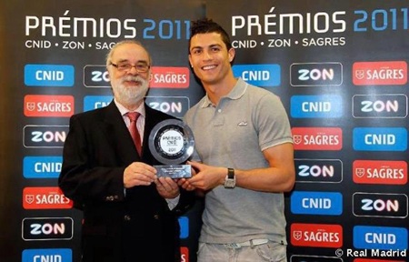 C.Ronaldo được tôn vinh ở quê nhà Bồ Đào Nha - 1 C.Ronaldo lần thứ 7 liên tiếp giành giải thưởng ở quê nhà