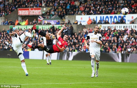 Van Persie - Welbeck tỏa sáng, MU vùi dập Swansea - 2 Van Persie tiếp tục chứng tỏ phong độ săn bàn “sát thủ” với cú đúp vào lưới Swansea