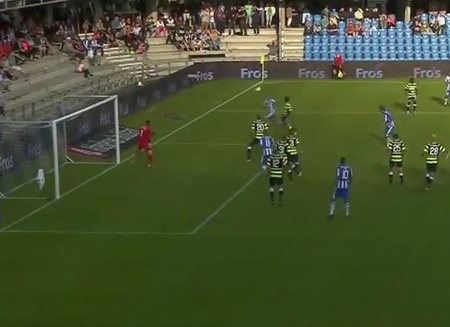 Hậu vệ CLB Esbjerg là Ankersen vừa tái hiện lại siêu phẩm của huyền thoại Van Basten 25 năm trước