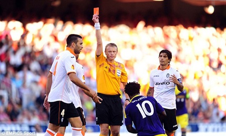 Thẻ đỏ của Rami đã khiến Valencia sớm sụp đổ trước Swansea