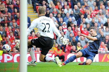 Những khoảnh khắc Liverpool bắt MU nếm “trái đắng” ở derby nước Anh - 12 Vẫn có những cơ hội cho MU nhưng trong một ngày kém duyên, “sát thủ” Van Persie đều lần lượt bỏ lỡ