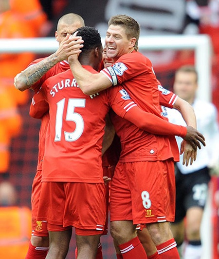 Những khoảnh khắc Liverpool bắt MU nếm “trái đắng” ở derby nước Anh - 14 Vẫn có những cơ hội cho MU nhưng trong một ngày kém duyên, “sát thủ” Van Persie đều lần lượt bỏ lỡ