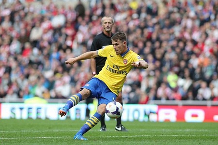 Ramsey chói sáng với một cú đúp đem về 3 điểm cho Arsenal trên đất khách