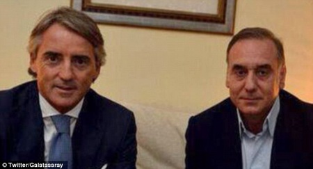 Tới Thổ Nhĩ Kỳ, Roberto Mancini thoát cảnh thất nghiệp - 1 Mancini đã gặp gỡ chủ tịch Unal Aysal của Galatasaray trước khi đặt bút kí hợp đồng 3 năm