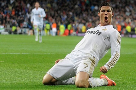 Những siêu phẩm đẹp nhất của C.Ronaldo cho Real Madrid - 1 Ronaldo không chỉ ghi nhiều bàn mà còn thường xuyên tạo siêu phẩm cho Real Madrid