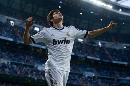 Kaka sẵn sàng giảm lương để tái ngộ AC Milan - 1 Kaka đang mơ về ngày đoàn tụ AC Milan ở thời điểm cuối của “chợ hè”