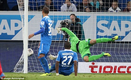 Leverkusen “lên đỉnh” Bundesliga nhờ bàn thắng ma - 1 Leverkusen vừa được hưởng lợi từ một bàn thắng hi hữu