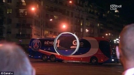 Ibrahimovic và các đồng đội bất ngờ bị tấn công - 1 Xe bus chở các cầu thủ PSG đã bị ném vỡ cả kính