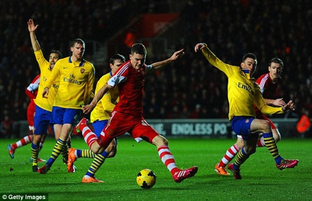 Arsenal lỡ bước tại St Mary và đối diện với nguy cơ mất ngôi đầu vào tay Man City - Chelsea