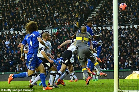 Bàn mở tỉ số của Mikel đã giúp Chelsea mở toanh cánh cửa chiến thắng