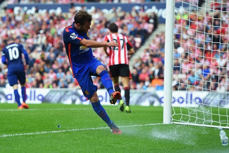 Chỗ đứng của Mata ở Old Trafford đang rất bấp bênh