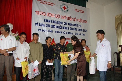 Khám chữa bệnh miễn phí cho 300 người nghèo. - 4 Khám chữa bệnh miễn phí cho 300 người nghèo. - 4