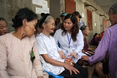 Khám chữa bệnh miễn phí cho 300 người nghèo. - 2 Khám chữa bệnh miễn phí cho 300 người nghèo. - 2