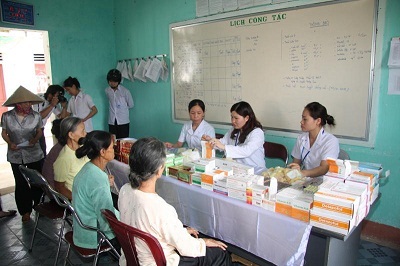 Khám chữa bệnh miễn phí cho 300 người nghèo. - 1 Khám chữa bệnh miễn phí cho 300 người nghèo. - 1