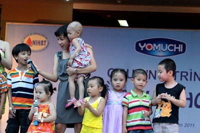 Ca sĩ Mỹ Linh hát cùng các bệnh nhân “nhí” - 1