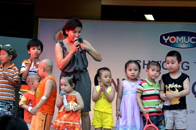 Ca sĩ Mỹ Linh hát cùng các bệnh nhân “nhí” - 2