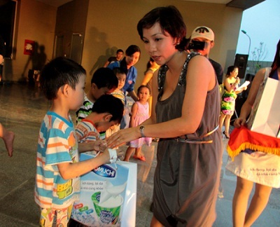 Ca sĩ Mỹ Linh hát cùng các bệnh nhân “nhí” - 4