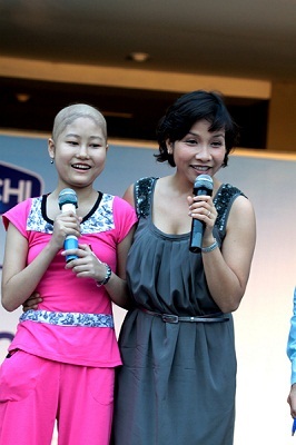 Ca sĩ Mỹ Linh hát cùng các bệnh nhân “nhí” - 8