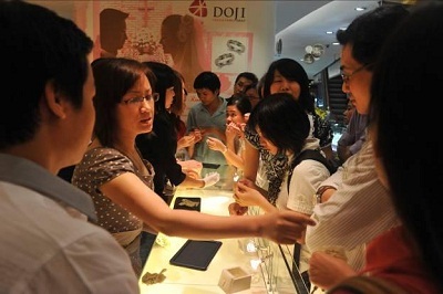 Chen chân mua nhẫn cưới Kim Cương đồng giá 4 triệu đồng/đôi - 1 Chen chân mua nhẫn cưới Kim Cương đồng giá 4 triệu đồng/đôi - 1