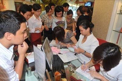 Chen chân mua nhẫn cưới Kim Cương đồng giá 4 triệu đồng/đôi - 2 Chen chân mua nhẫn cưới Kim Cương đồng giá 4 triệu đồng/đôi - 2