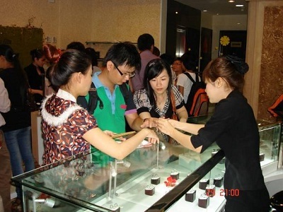 Chen chân mua nhẫn cưới Kim Cương đồng giá 4 triệu đồng/đôi - 4 Chen chân mua nhẫn cưới Kim Cương đồng giá 4 triệu đồng/đôi - 4