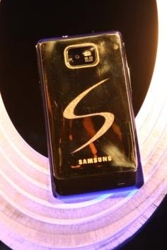 Samsung Galaxy SII nạm vàng, kim cương trị giá 200 triệu - 3