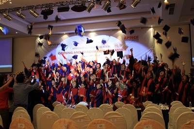 Hơn 140 sinh viên Aprotrain-Aptech được tập đoàn Aptech cấp bằng tốt nghiệp - 6