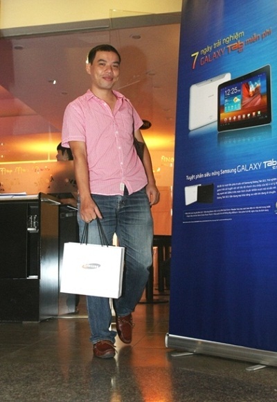 Say sưa trải nghiệm Galaxy Tab 10.1 - 8