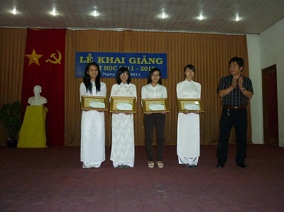 Trao học bổng “Dạ Hương chung sức cùng nữ thầy thuốc tương lai” - 2