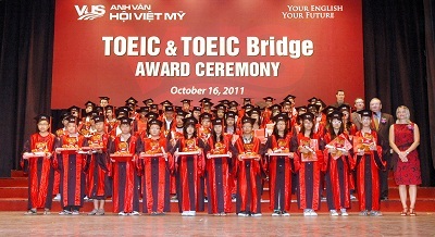 Anh Văn Hội Việt Mỹ trao chứng chỉ TOEIC - TOEIC Bridge cho 386 học viên - 2 Anh Văn Hội Việt Mỹ trao chứng chỉ TOEIC - TOEIC Bridge cho 386 học viên - 2