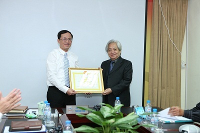 PTI nhận bằng khen vì sự nghiệp khuyến học - 1