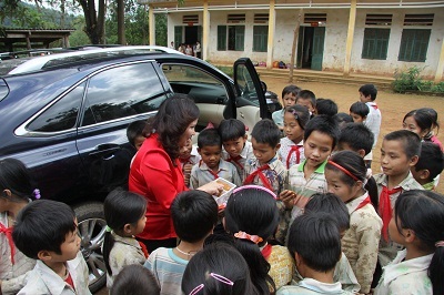 Công ty Dược phẩm Tâm Bình thăm và tặng quà cho trường Tiểu học Miền Đồi - Lạc Sơn - Hòa Bình - 1 Công ty Dược phẩm Tâm Bình thăm và tặng quà cho trường Tiểu học Miền Đồi - Lạc Sơn - Hòa Bình - 1