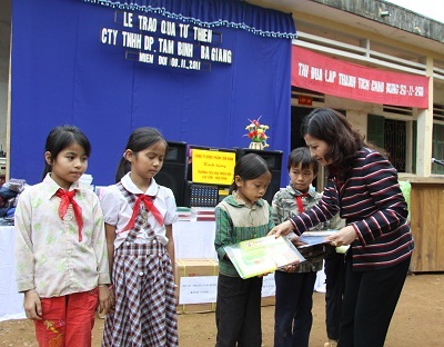 Công ty Dược phẩm Tâm Bình thăm và tặng quà cho trường Tiểu học Miền Đồi - Lạc Sơn - Hòa Bình - 2 Công ty Dược phẩm Tâm Bình thăm và tặng quà cho trường Tiểu học Miền Đồi - Lạc Sơn - Hòa Bình - 2