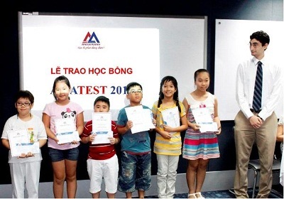 Trao học bổng tiếng Anh cho 40 thí sinh xuất sắc nhất kỳ thi AMA TEST 2011 - 3 Trao học bổng tiếng Anh cho 40 thí sinh xuất sắc nhất kỳ thi AMA TEST 2011 - 3