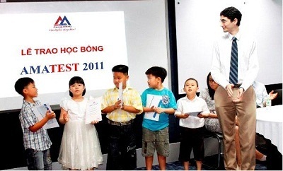 Trao học bổng tiếng Anh cho 40 thí sinh xuất sắc nhất kỳ thi AMA TEST 2011 - 9 Trao học bổng tiếng Anh cho 40 thí sinh xuất sắc nhất kỳ thi AMA TEST 2011 - 9
