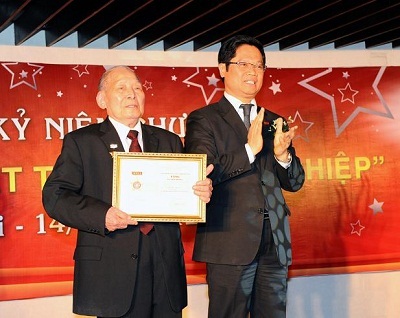 Vị doanh nhân 90 tuổi đón nhận Kỉ niệm chương “Vì sự phát triển Doanh nghiệp”
