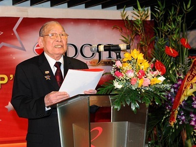 Vị doanh nhân 90 tuổi đón nhận Kỉ niệm chương “Vì sự phát triển Doanh nghiệp”