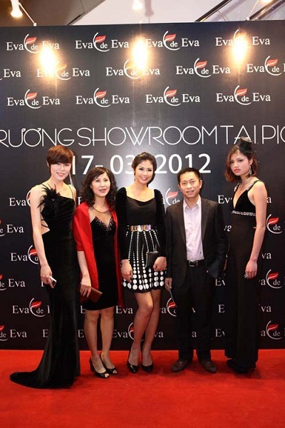 Uyên Linh hát mừng Showroom mới của Eva de Eva tại TTTM Picomall
