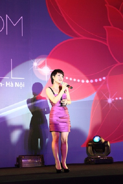 Uyên Linh hát mừng Showroom mới của Eva de Eva tại TTTM Picomall