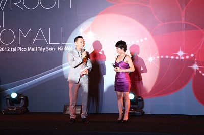 Uyên Linh hát mừng Showroom mới của Eva de Eva tại TTTM Picomall