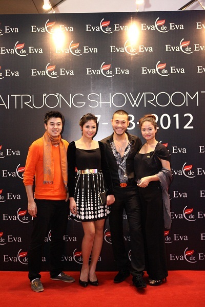 Uyên Linh hát mừng Showroom mới của Eva de Eva tại TTTM Picomall