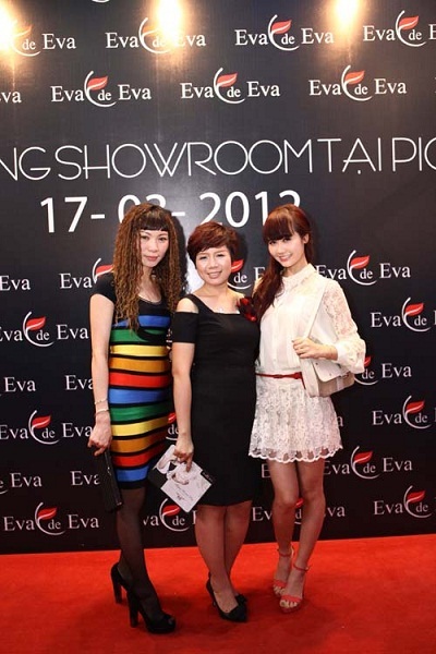 Uyên Linh hát mừng Showroom mới của Eva de Eva tại TTTM Picomall