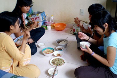 Chuyện ở trọ và bữa ăn của “dân tỉnh”