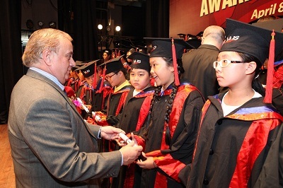 Anh Văn Hội Việt Mỹ trao chứng chỉ Cambridge Flyers cho 385 học viên - 1 Anh Văn Hội Việt Mỹ trao chứng chỉ Cambridge Flyers cho 385 học viên