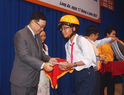 Công ty 4 Oranges trao 300 suất học bổng khuyến học - 1 Công ty 4 Oranges trao 300 suất học bổng khuyến học