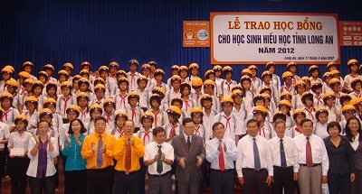 Công ty 4 Oranges trao 300 suất học bổng khuyến học - 2 Công ty 4 Oranges trao 300 suất học bổng khuyến học